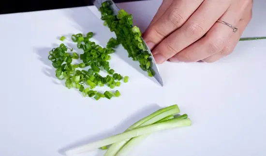 Băm nhỏ hành lá để làm món trứng cút chua ngọt