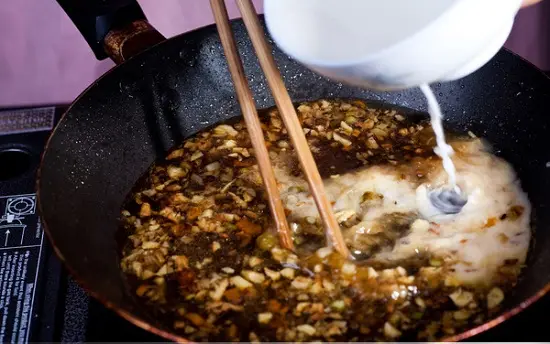 Đổ tiếp bột năng vào để làm món trứng cút chua ngọt