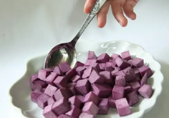 luộc khoai môn với lá cẩm