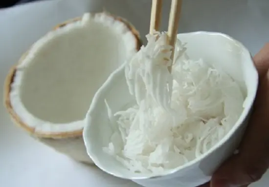 rắc dừa non lên bề mặt đĩa xôi