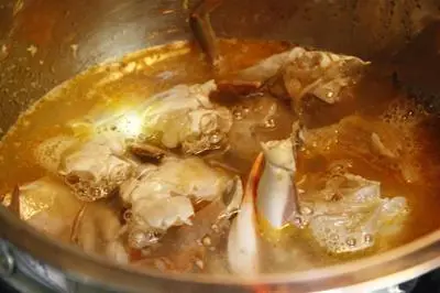 Kết quả hình ảnh cho đổ vào nồi ghẹ từ hai đến ba bát con nước lọc, đun sôi.