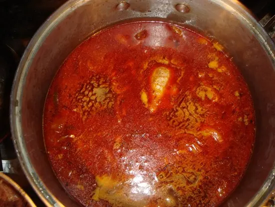 cách nấu bún bò Huế - thực hiện nấu nước hầm