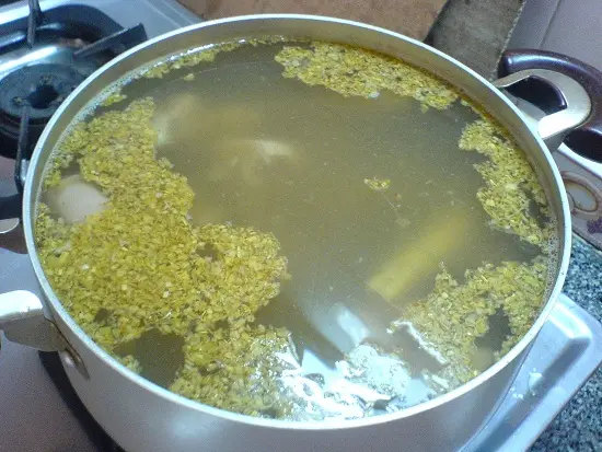 cách nấu bún bò Huế - đun nước hầm