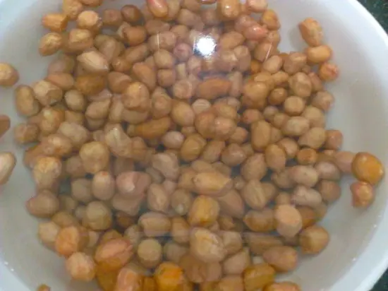 Ngâm đậu phộng với nước để nấu chè đậu phộng