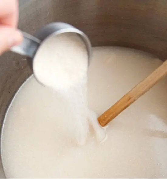 Cho đường vào nồi chè đậu phộng