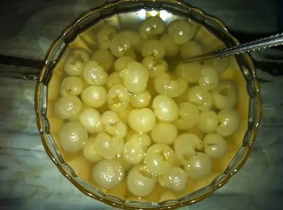 nấu chè khúc bạch trà xanh ngâm cùi nhãn