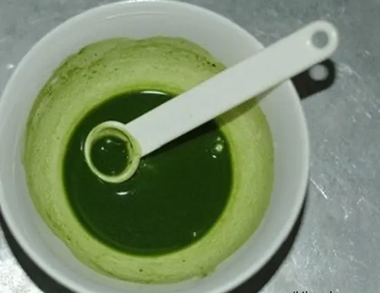 nấu chè khúc bạch trà xanh hòa bột trà xanh