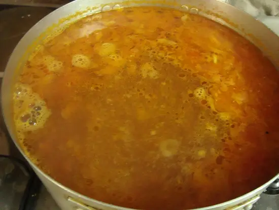 lẩu bò sa tế đổ nước dùng