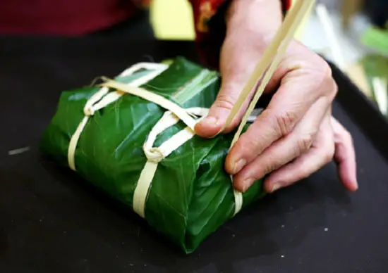 Buộc lạt để gói bánh chưng
