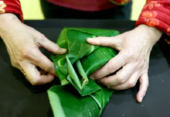 Cách gói bánh chưng