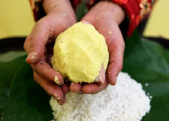 Nặn nhân để gói bánh chưng
