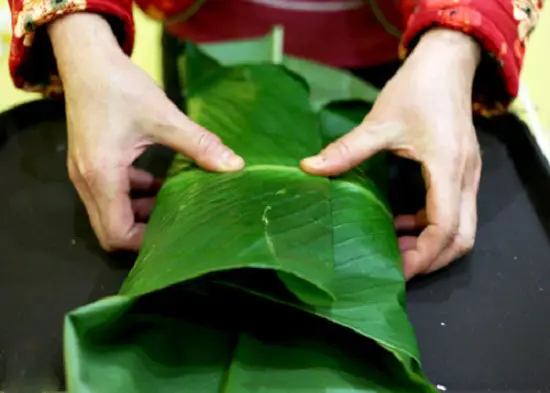 Khâu gói bánh chưng