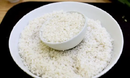 Ngâm gạo để gói bánh chưng