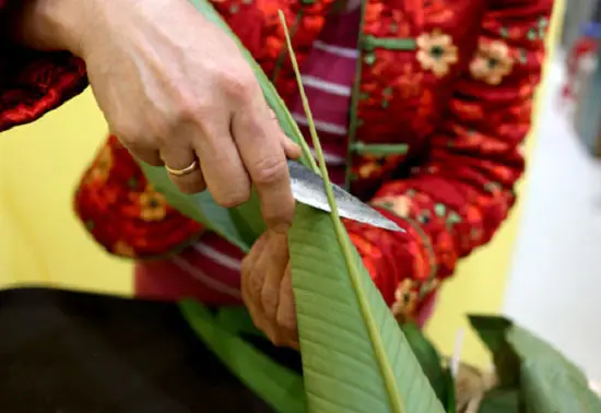 Rửa sạch lá dong để gói bánh chưng