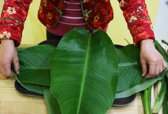 Xếp lá để gói bánh chưng
