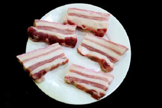 Rửa sạch thịt để gói bánh chưng