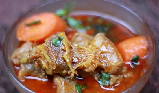 Hòa bột năng với nửa bát con nước lạnh đổ từ từ vào nồi thịt bò kho