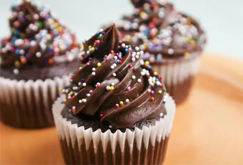 Hướng dẫn làm bánh cupcake chocolate sắc màu