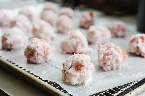múc bánh vào giấy nướng