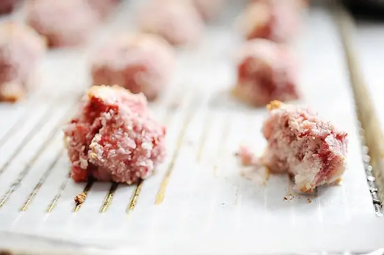 bánh dừa dâu tây thơm ngon