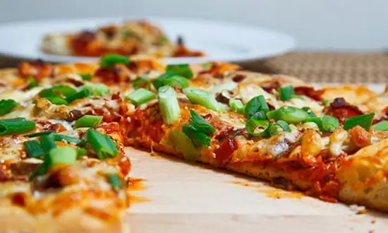 Hướng dẫn làm bánh pizza kim chi tại nhà