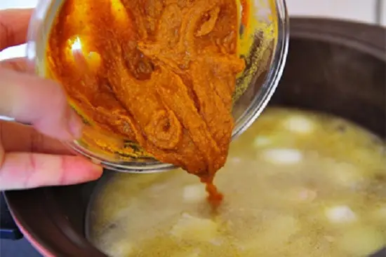 sau đó cho bột cà ri vào