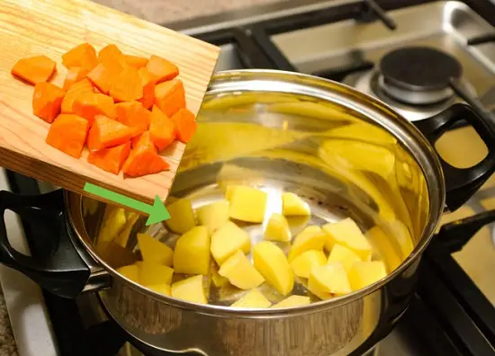nấu khoai tây và cà rốt
