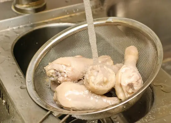 xả nước lạnh vào thịt gà