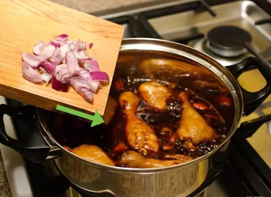 thêm hành tây vào nồi gà om