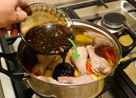 cho nước sốt vào đùi gà