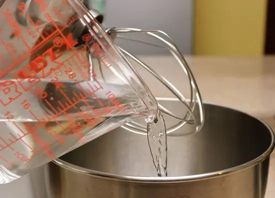 thêm nước vào bột gelatin