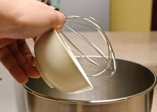 cho bột gelatin vào máy trộn