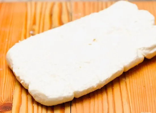 đổ kẹo ra ngoài bàn