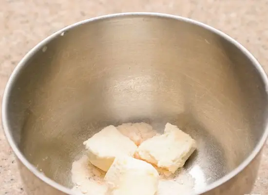 lăn kẹo qua bột bắp