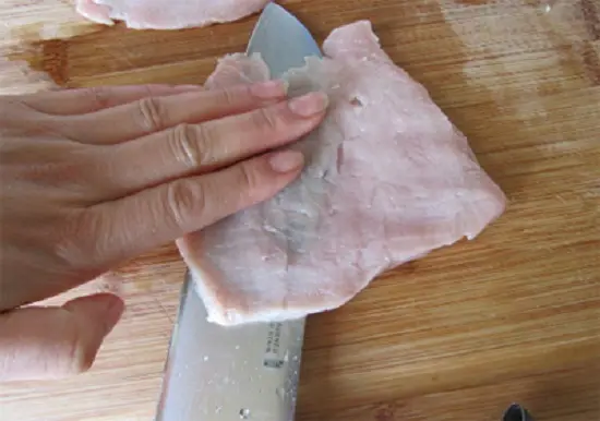 thái thịt thành nhiều lát mỏng