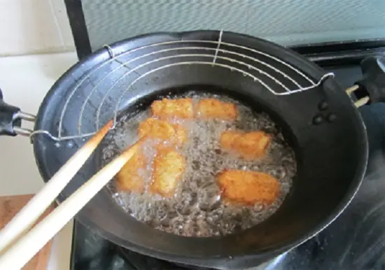 chiên thịt trong chảo dầu