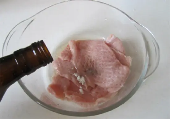 trộn thịt với các gia vị