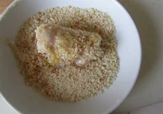 lăn qua bột chiên xù