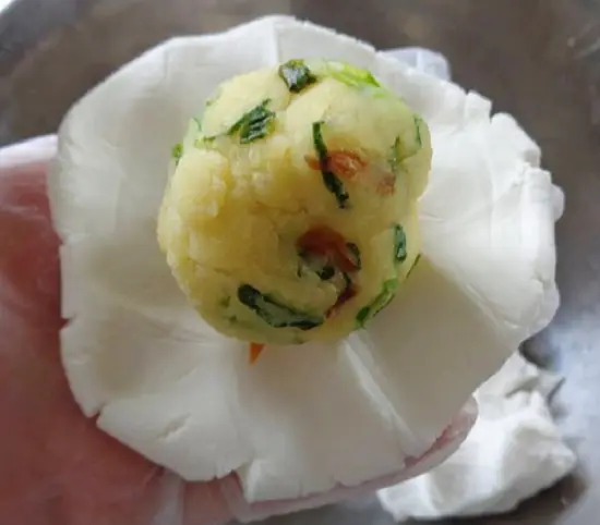 cho nhân bánh vào giữa