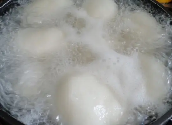 cho bánh vào luộc chín