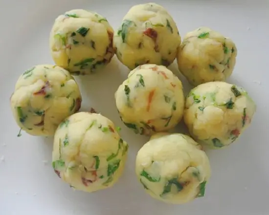 nặn đậu thành từng viên nhân