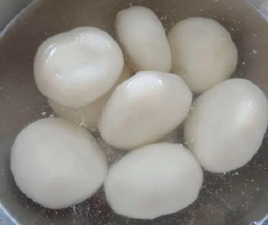 cho bánh chín vào chậu nước lạnh