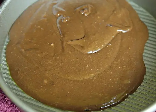 cho bột bánh vào khuôn