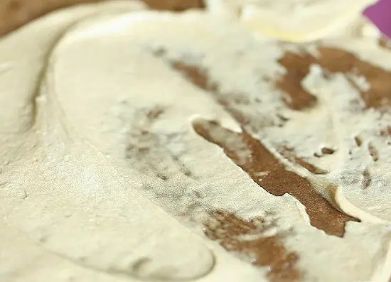 phết kem lên bánh socola
