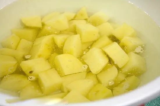 cắt khoai làm món bắp bò hầm tiêu xanh