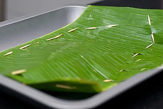 Lá chuối sẽ giúp giữ vị ngọt và khử mùi tanh của món cá hấp chuối