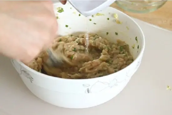 cho thêm nước vào hỗn hợp