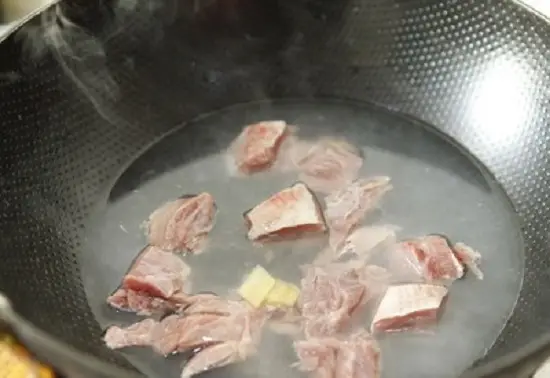 đun thịt bò với gừng