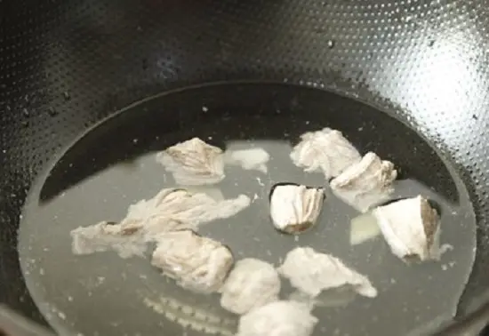 cho thịt bò đun với rượu và nước