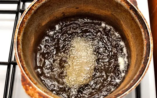 cho thịt gà vào chiên ngập dầu